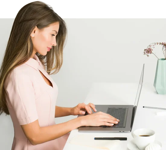 Fisioterapeuta trabajando en software ifisia, dentro de clínica
