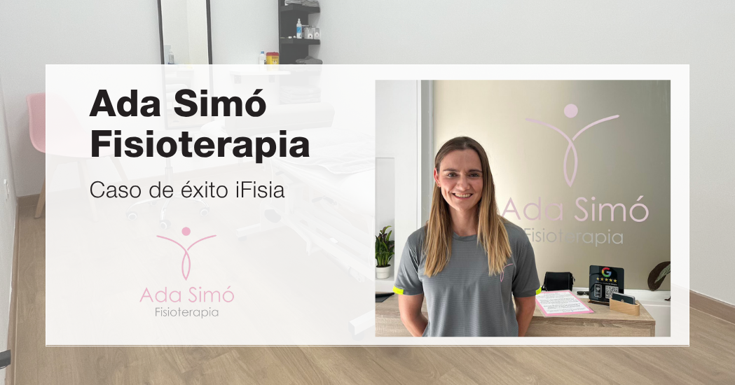 Foto de Ada Simó en la recepción de su clínica "Ada Simó Fisioterapia" con pared con logo al fondo